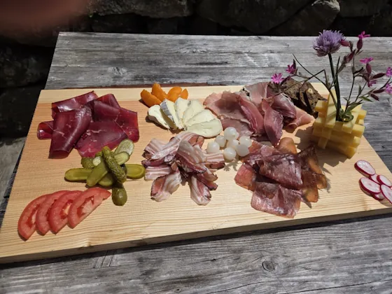 Bündner Plättli mit Alpkäse und Hauswurst